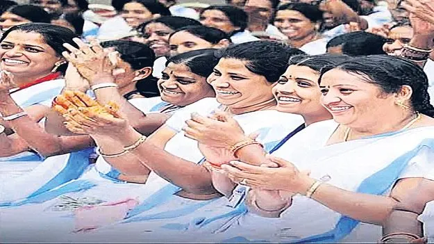 ‘ఆశ’ ఉద్యోగాల పేరిట దందా  