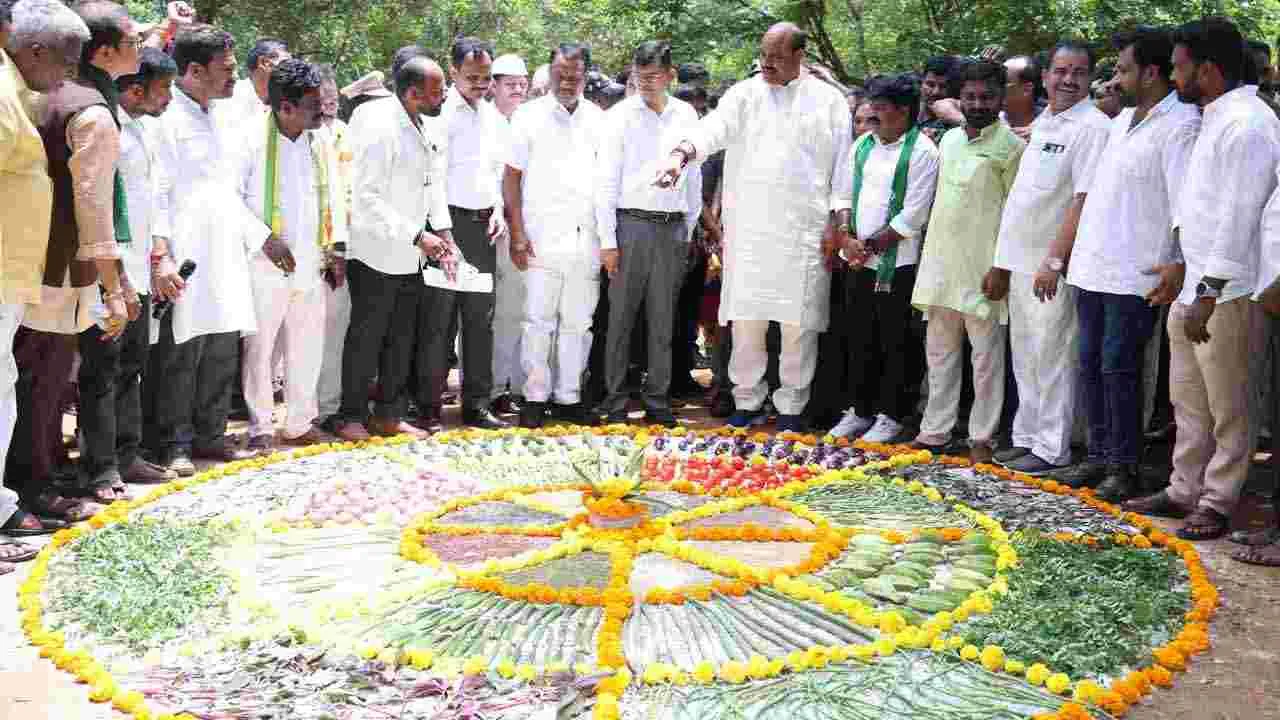 ప్రపంచ ఆదివాసీ దినోత్సవంలో పాల్గొన్న మంత్రి అచ్చెన్నాయుడు..