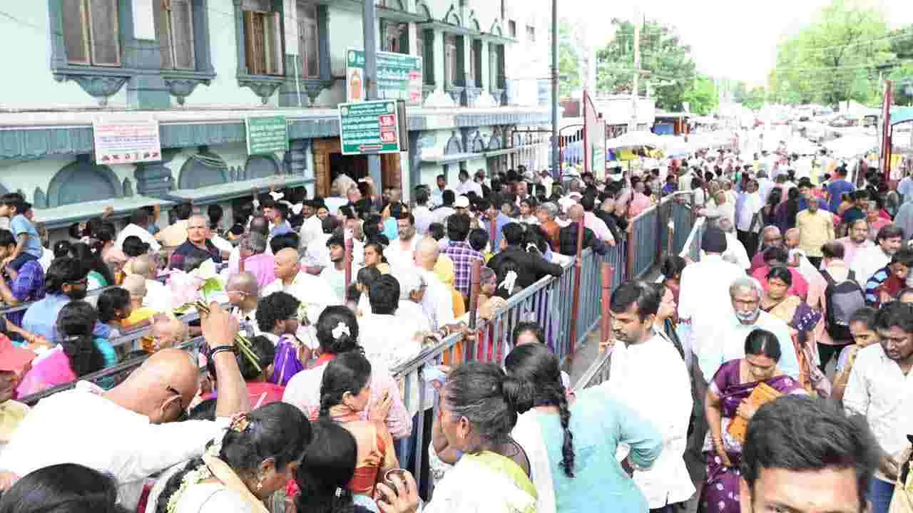 Tiruchanuru : తిరుచానూరు అలివేలు మంగమ్మ అమ్మవారి దర్శనానికి తరలివచ్చిన భక్తులు