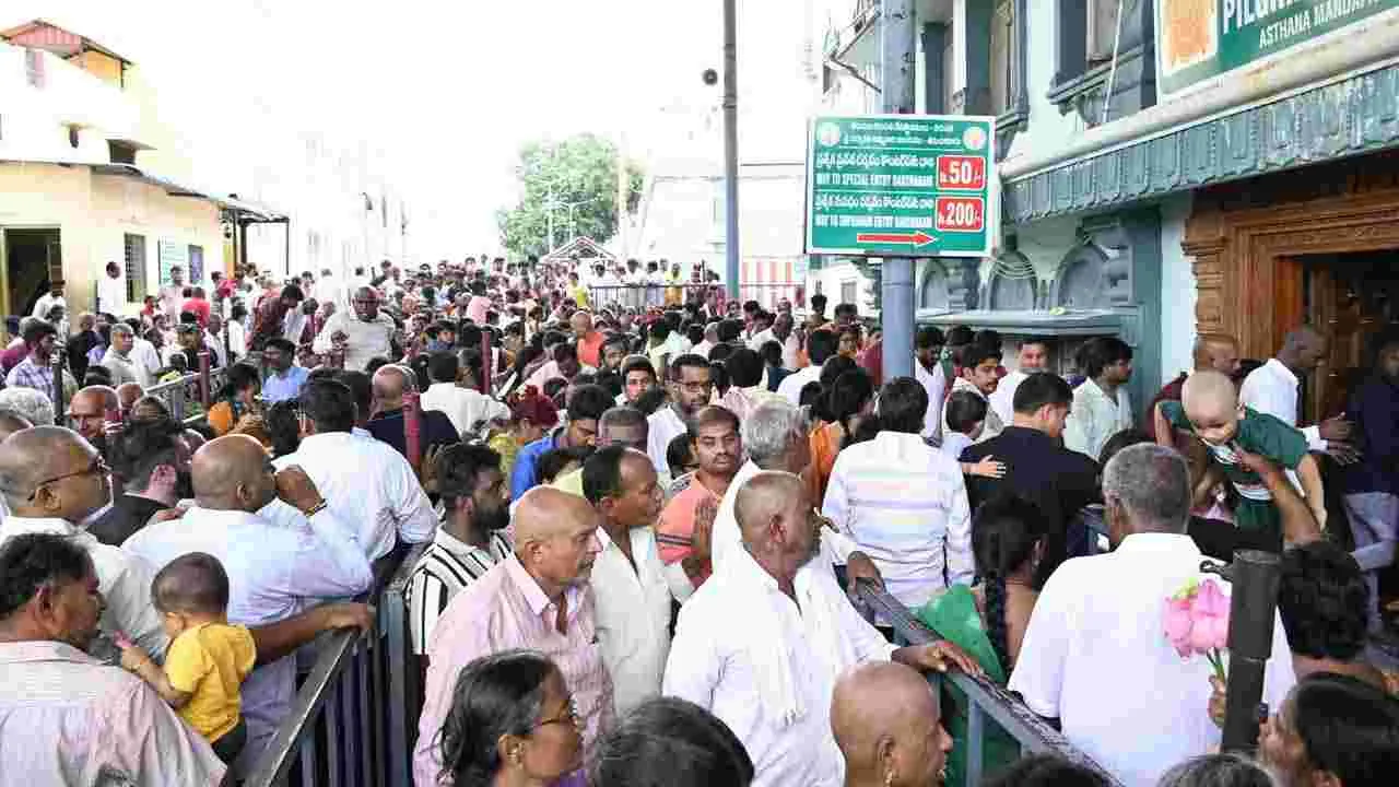 Tiruchanuru : తిరుచానూరు అలివేలు మంగమ్మ అమ్మవారి దర్శనానికి తరలివచ్చిన భక్తులు