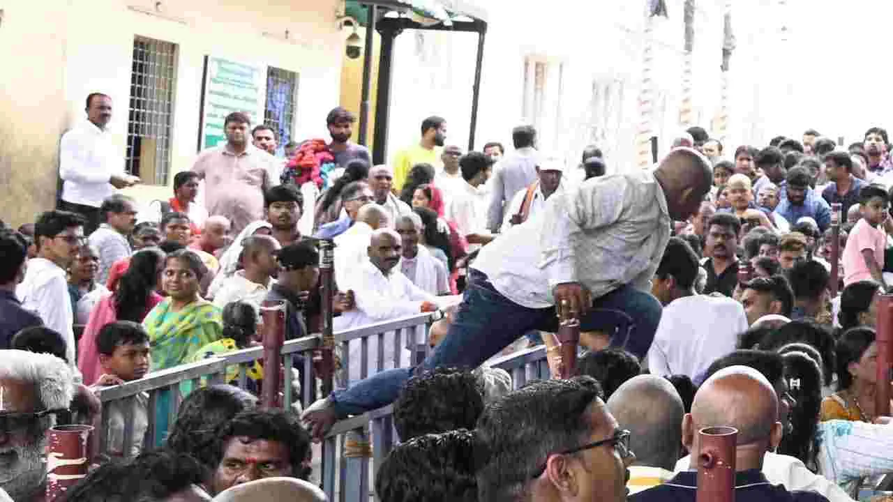 Tiruchanuru : తిరుచానూరు అలివేలు మంగమ్మ అమ్మవారి దర్శనానికి తరలివచ్చిన భక్తులు