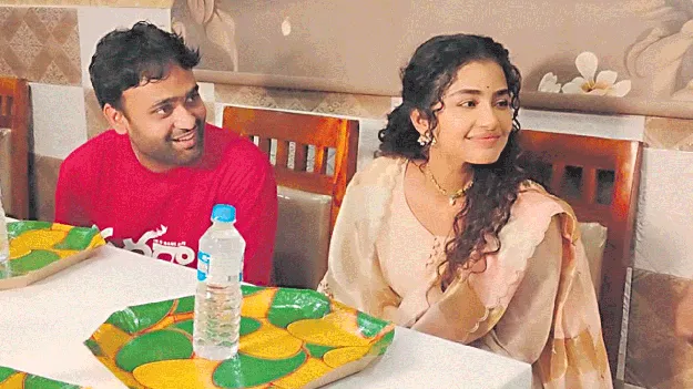 కాకినాడలో సినీనటి అనుపమ పరమేశ్వరన్‌ సందడి