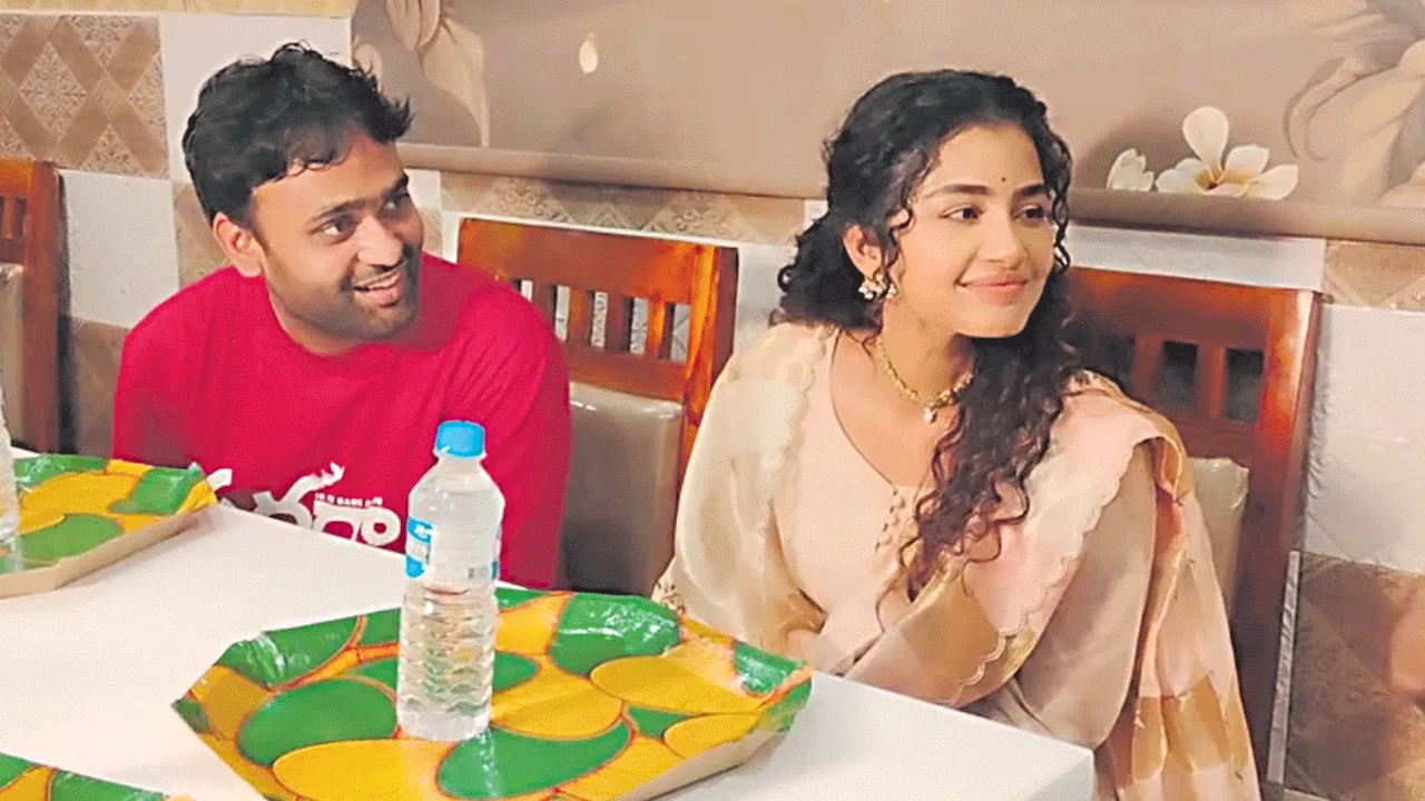 కాకినాడలో సినీనటి అనుపమ పరమేశ్వరన్‌ సందడి