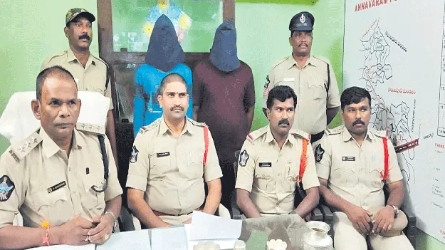 చోరీ కేసుల్లో ఇద్దరు నిందితుల అరెస్ట్‌
