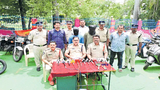 ఖరీదైన ద్విచక్ర వాహనాలే టార్గెట్‌