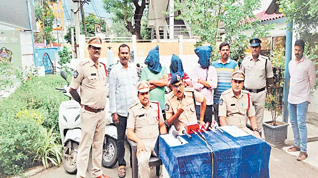 ద్విచక్ర వాహనాలు దొంగిలిస్తున్న ముగ్గురి అరెస్ట్‌