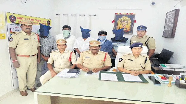 కన్నేసి.. స్థలం కబ్జా చేసి!