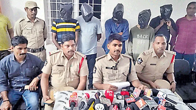 కిడ్నాప్‌ కేసులో ఐదుగురి అరెస్ట్‌