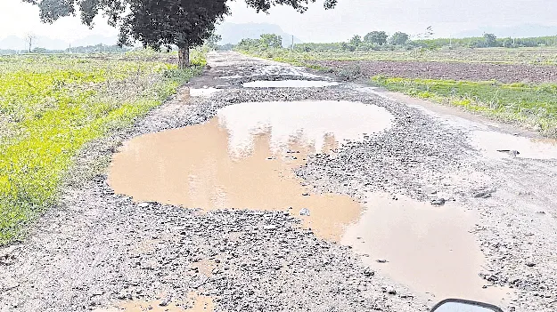 ఈ రోడ్డులో ప్రయాణం అంటే హడలే