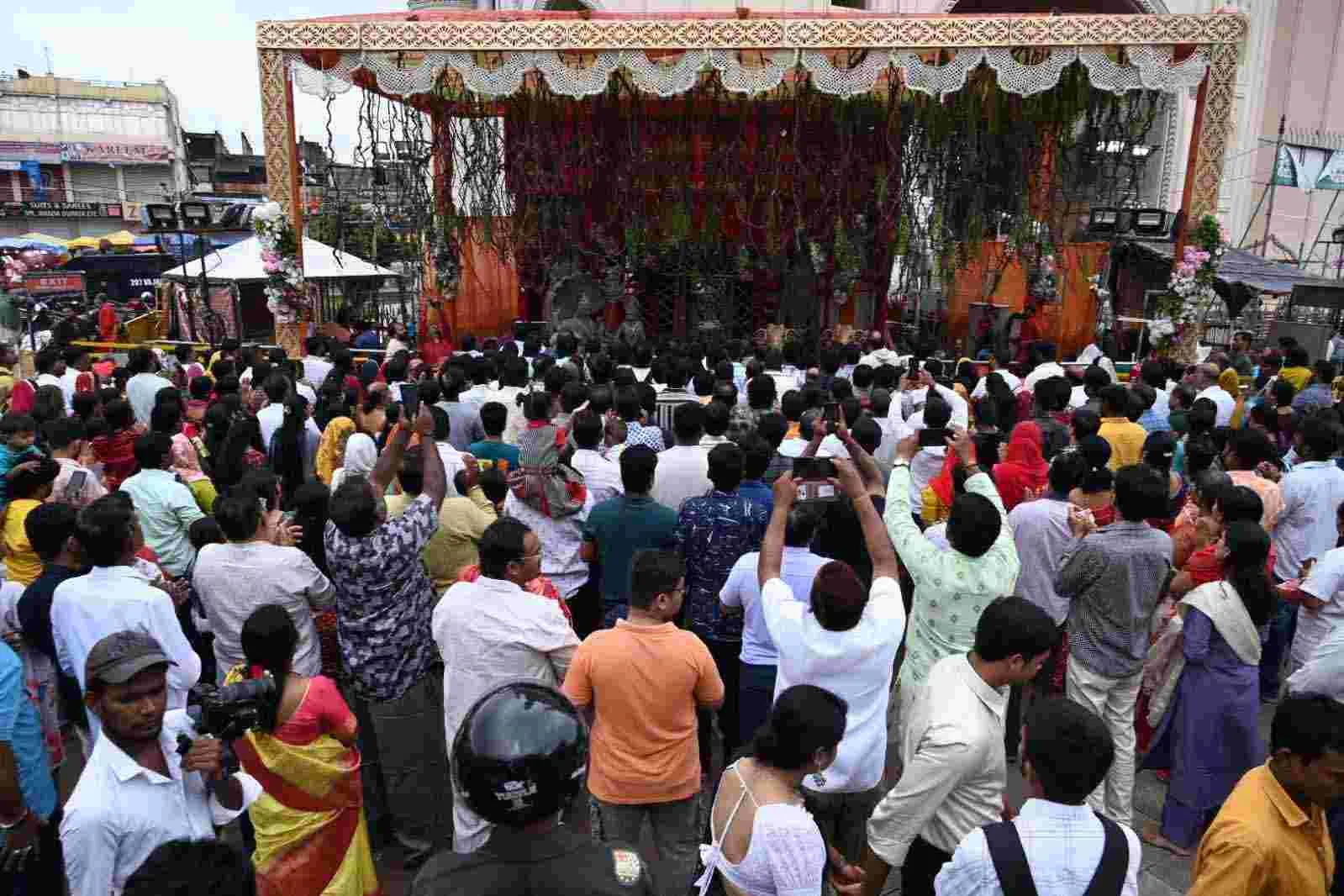 Varalakshmi Vratam: వరలక్ష్మీ వ్రత మహోత్సవం.. చార్మినార్ వద్ద భక్తుల సందడి..