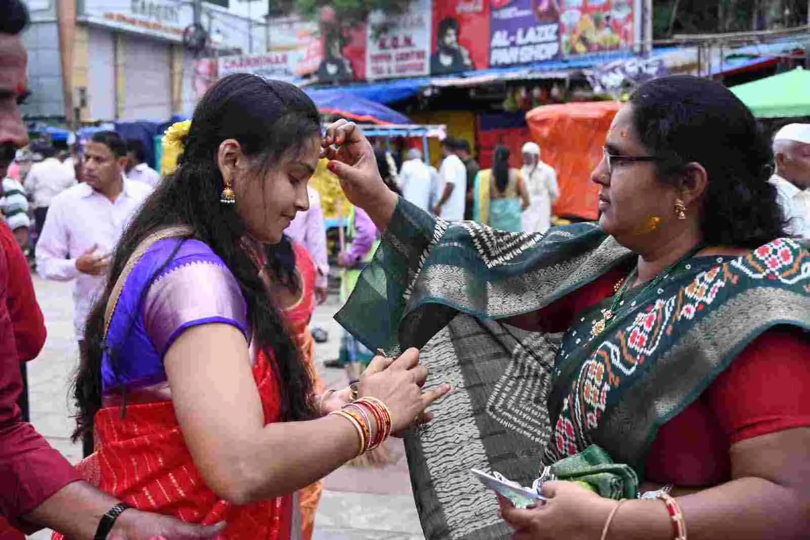Varalakshmi Vratam: వరలక్ష్మీ వ్రత మహోత్సవం.. చార్మినార్ వద్ద భక్తుల సందడి..