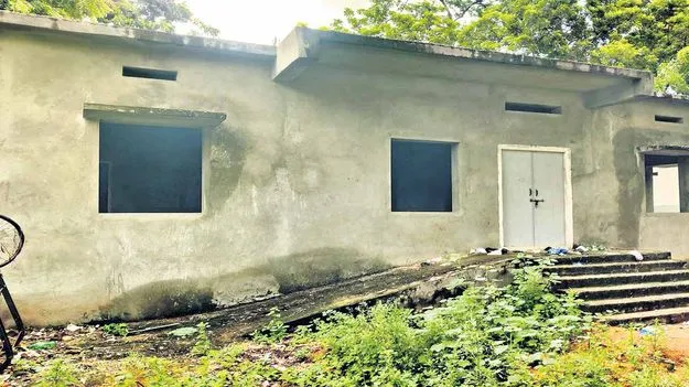  అసంపూర్తిగా ఆరోగ్య ఉపకేంద్రం 