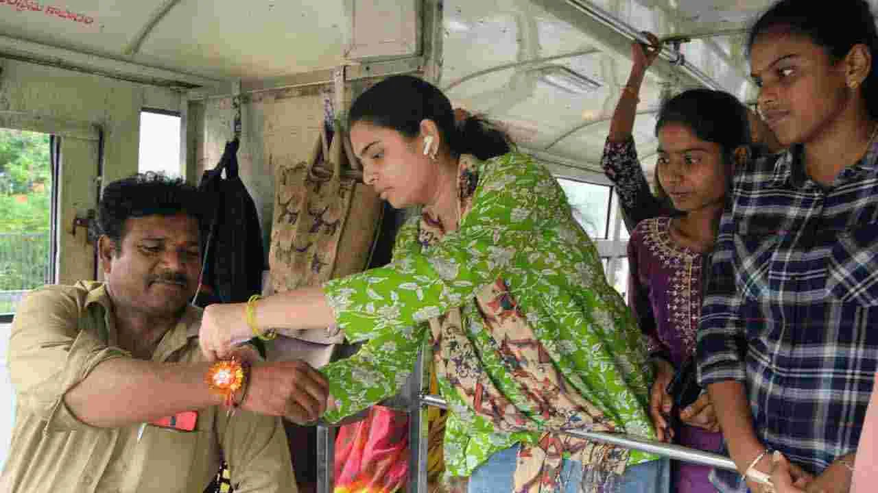 ట్రాఫిక్ పోలీస్‌కు రాఖీ కట్టిన చిన్నారి..