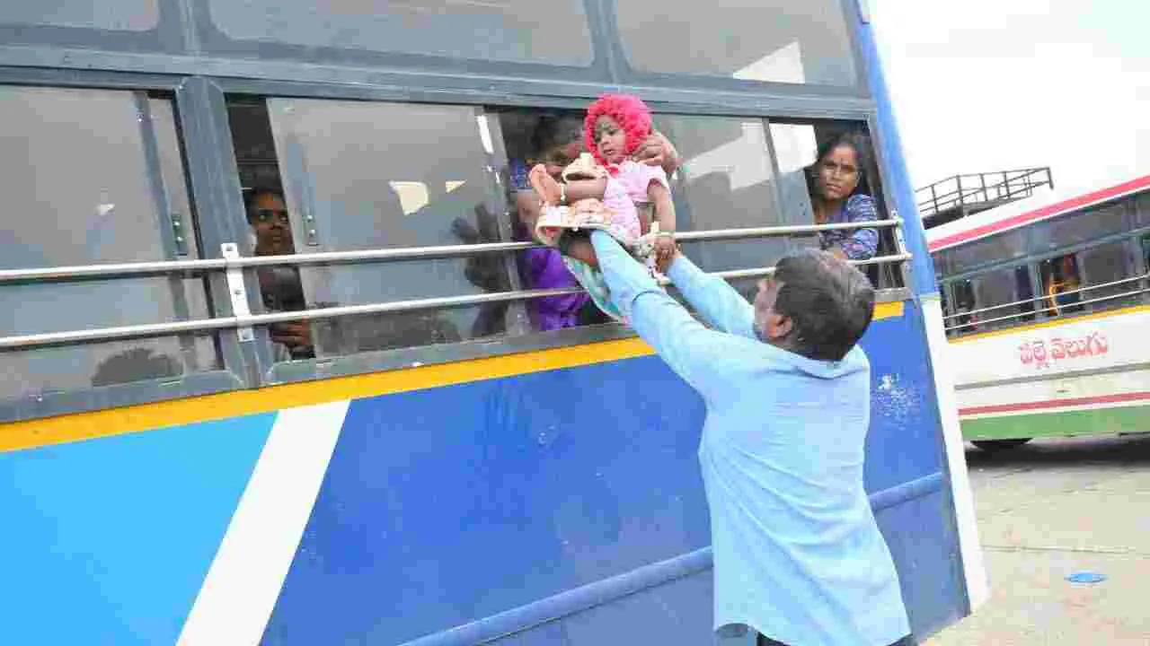 పండగ రాకతో బస్టాండ్లలో జనాల కిటకిట..