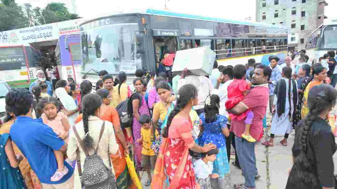 పండగ రాకతో బస్టాండ్లలో జనాల కిటకిట..