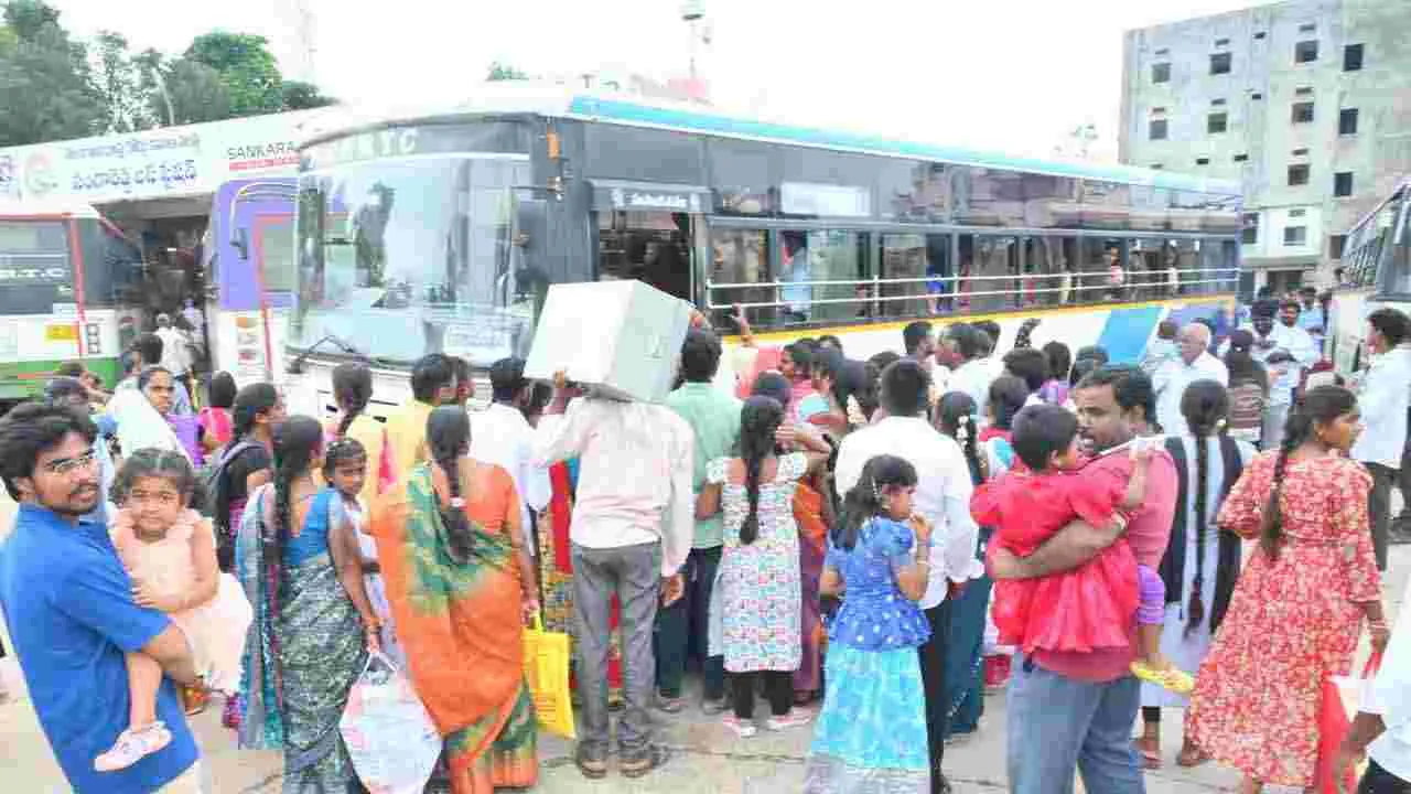 పండగ రాకతో బస్టాండ్లలో జనాల కిటకిట..