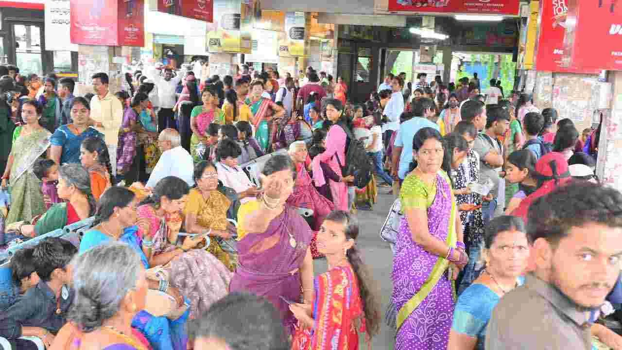 పండగ రాకతో బస్టాండ్లలో జనాల కిటకిట..