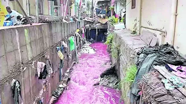 Hyderabad: రంగు నీళ్లతో బస్తీ వాసుల పరేషాన్...