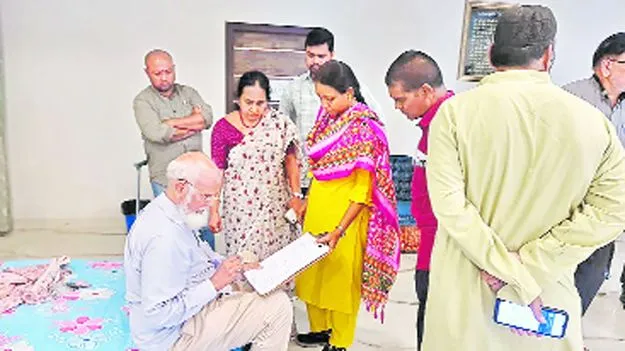 Hyderabad: నా ఇంట్లోకి రావద్దు.. తండ్రిని అడ్డగించిన కుమార్తె