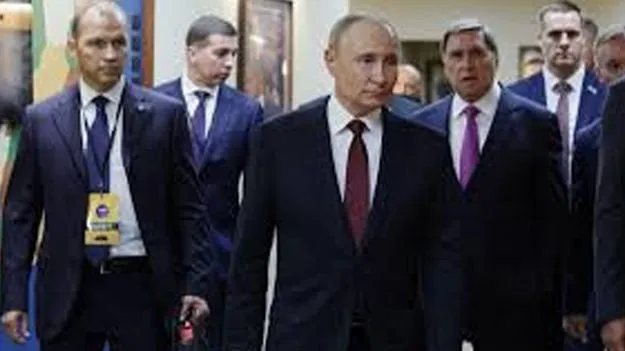 Vladimir Putin Poop Suitcase: పుతిన్‌తో పాటు పూప్‌ సూట్‌కేస్‌