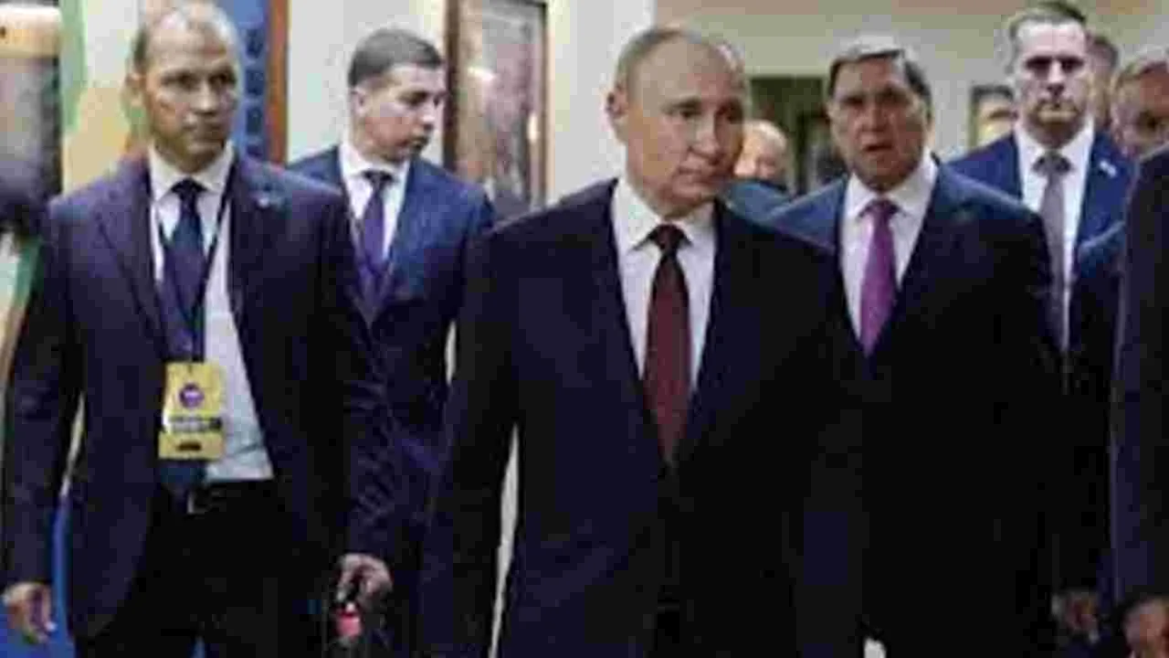 Vladimir Putin Poop Suitcase: పుతిన్‌తో పాటు పూప్‌ సూట్‌కేస్‌