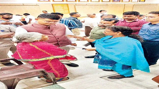 Suside attempt : భూమి ఆక్రమణకు గురైందని..