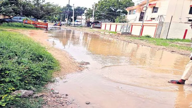  రోడ్లు ఇలా..రాకపోకలు ఎలా!