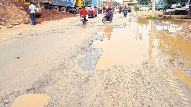 రోడ్డుపై గుంతలను పూడ్చరూ..