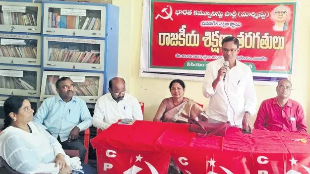 పట్టణ సమస్యలు పరిష్కరించాలి