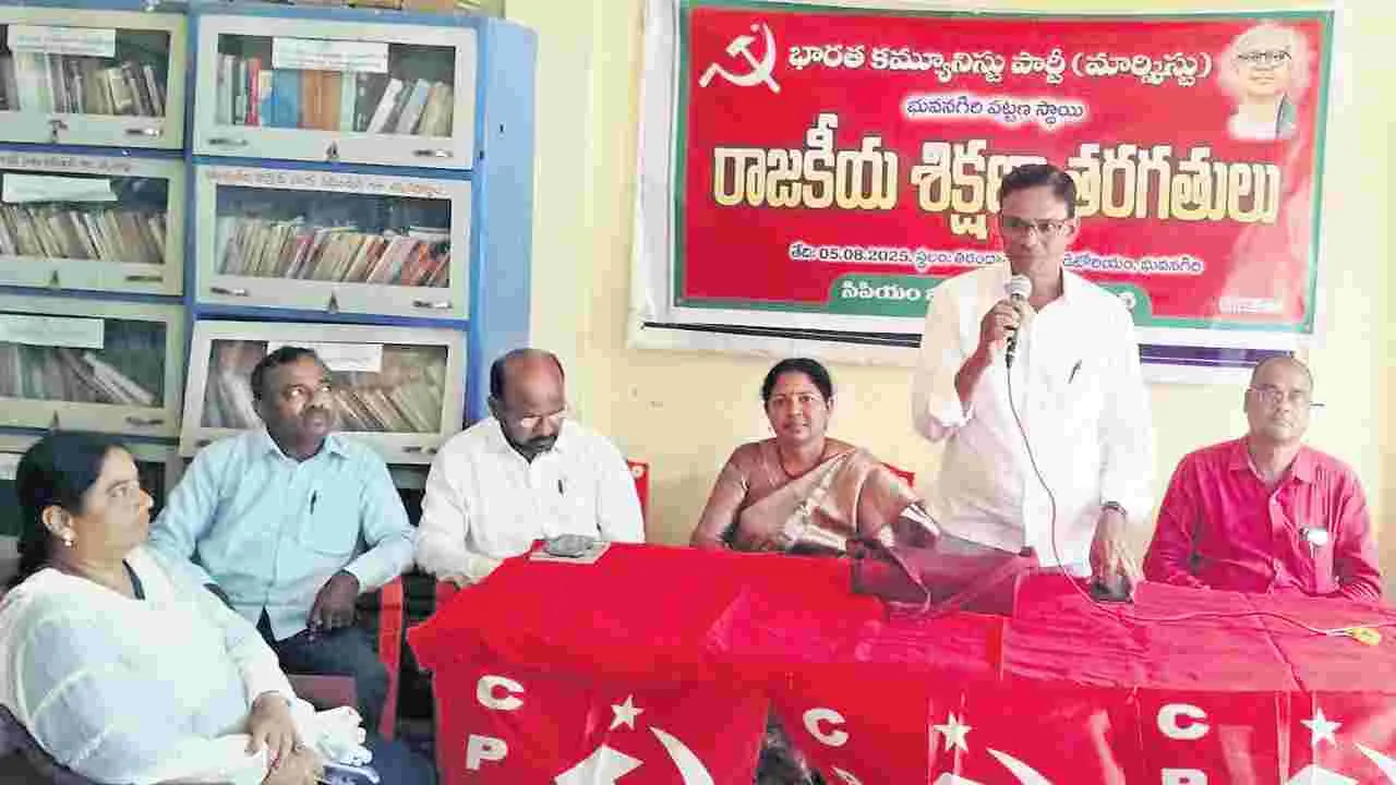 పట్టణ సమస్యలు పరిష్కరించాలి