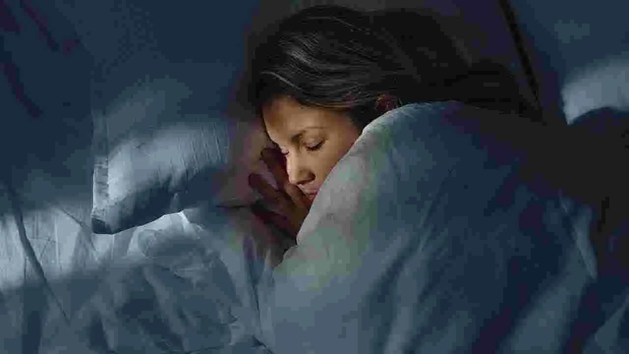 Sleeping Problems: తక్కువగా నిద్రపోతున్నారా.. అయితే ఈ సమస్యలు మీకూ రావొచ్చు.. 