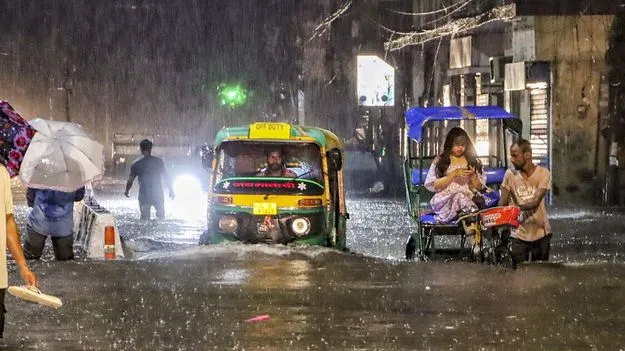 Heavy Rains: ఢిల్లీని ముంచెత్తిన వర్షాలు, రెడ్ అలర్ట్ జారీ..100కుపైగా ప్లైట్స్ ఆలస్యం..