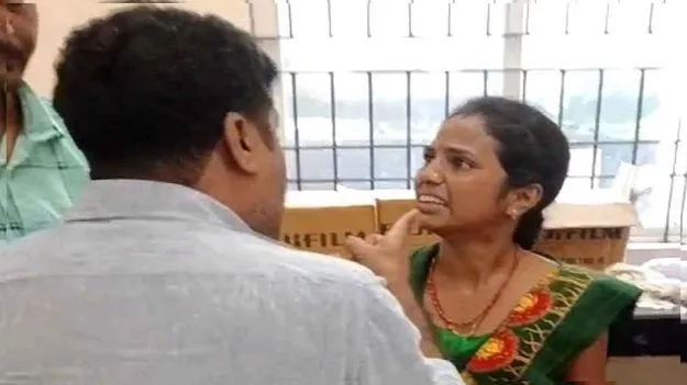 Katihar ViralVideo: నోర్ముయ్.. లేకపోతే చెప్పుతో కొడతా!.. మహిళా రోగితో డాక్టర్ దురుసు ప్రవర్తన..