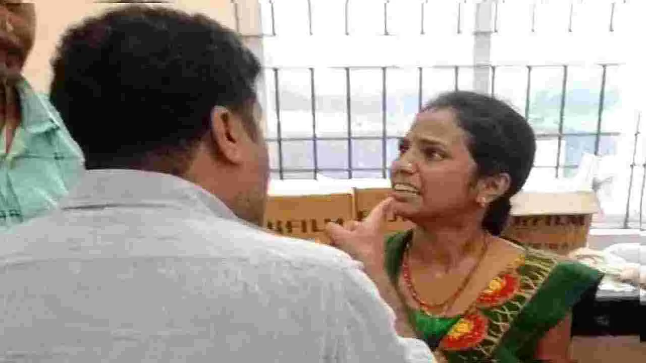 Katihar ViralVideo: నోర్ముయ్.. లేకపోతే చెప్పుతో కొడతా!.. మహిళా రోగితో డాక్టర్ దురుసు ప్రవర్తన..