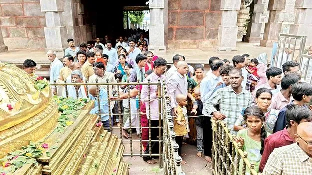 భక్తులతో మల్లన్న క్షేత్రం కిటకిట