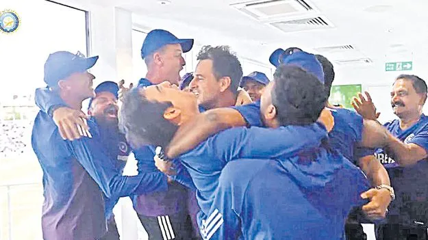 Gautam Gambhirs Emotional: కన్నీళ్లు.. గంతులు.. ఆలింగనాలు