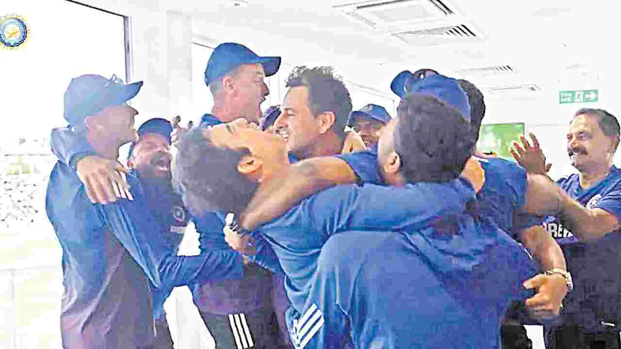 Gautam Gambhirs Emotional: కన్నీళ్లు.. గంతులు.. ఆలింగనాలు