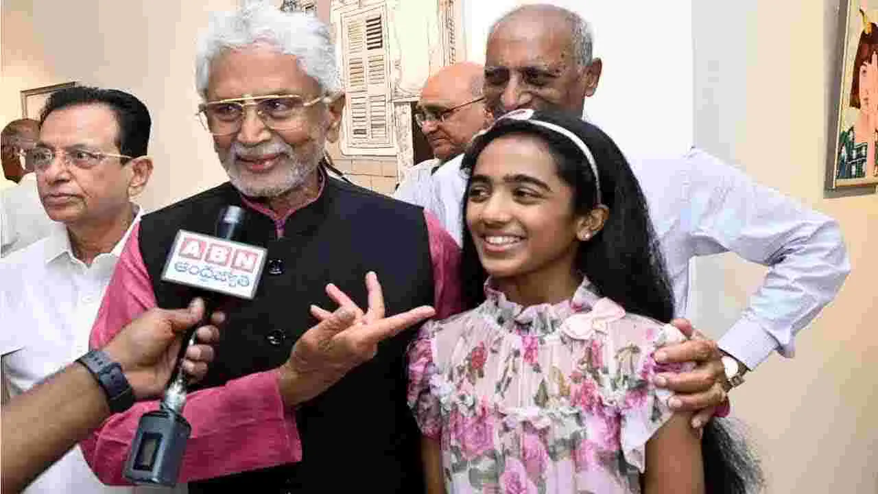 Art Gallery: చిన్నారి అనన్య నాదెళ్ల ఆర్ట్ గ్యాలరీని ప్రారంభించిన వేమూరి రాధాకృష్ణ 