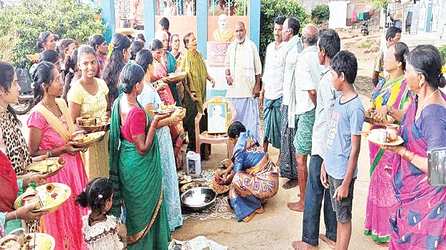 God of Gandhiji : పంట దేవుడిగా.. గాంధీజీకి పూజలు