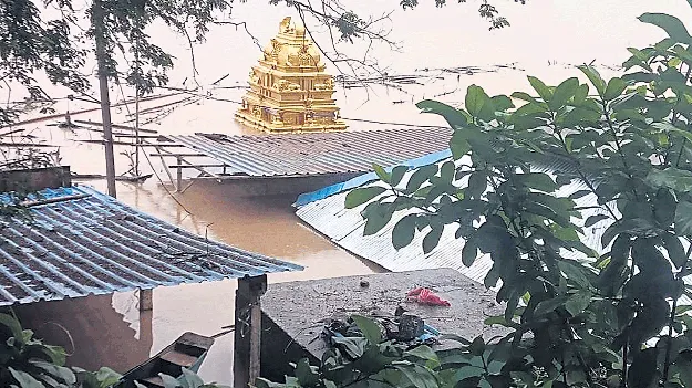 వరద నీటిలోనే గండిపోశమ్మ ఆలయం