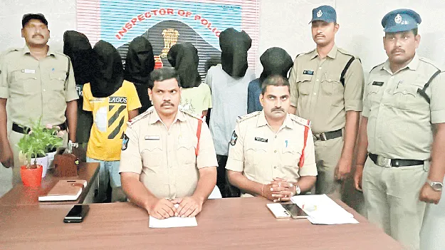 గంజాయి విక్రయిస్తున్న ఆరుగురి అరెస్ట్‌