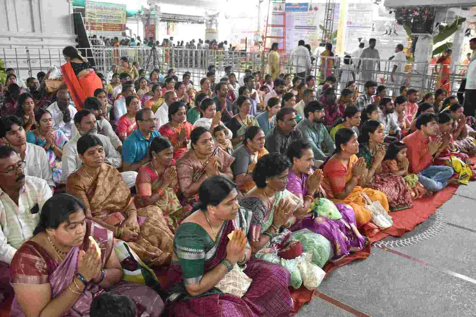 Varalakshmi Vratam: వరలక్ష్మీ వ్రత మహోత్సవం.. చార్మినార్ వద్ద భక్తుల సందడి..