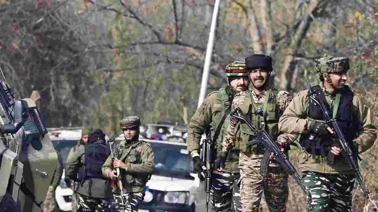 Kulgam Encounter: జమ్మూ కశ్మీర్‌లోని కుల్గాంలో ఎన్‌కౌంటర్.. ఇద్దరు జవాన్లు వీరమరణం