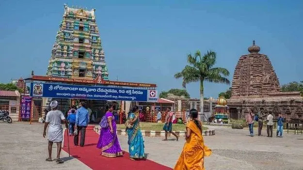 రాజకీయ సేవకు ప్రతిఫలం సస్పెన్షన్‌