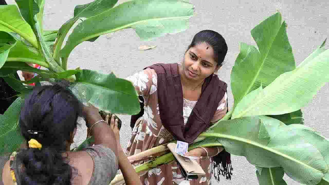 Sravana Masam Varalakshmi Vratham 2025: వరలక్ష్మీ వత్రం వేళ.. మార్కెట్లు కిటకిట..