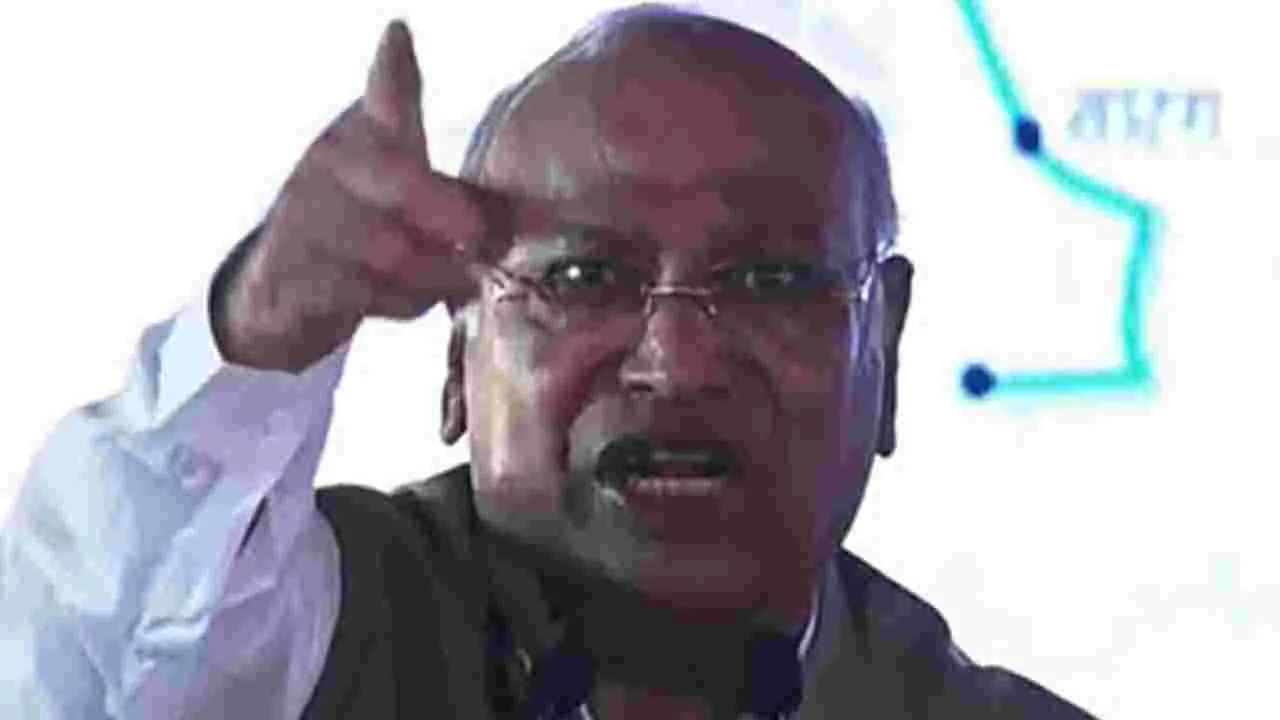 Mallikarjun Kharge: మోదీ చాలా ప్రమాదకారి.. గద్దె దింపాలి: ఖర్గే