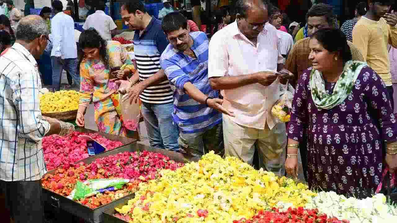 Sravana Masam Varalakshmi Vratham 2025: వరలక్ష్మీ వత్రం వేళ.. మార్కెట్లు కిటకిట..