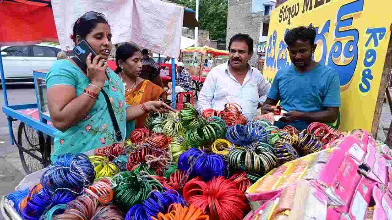 Sravana Masam Varalakshmi Vratham 2025: వరలక్ష్మీ వత్రం వేళ.. మార్కెట్లు కిటకిట..