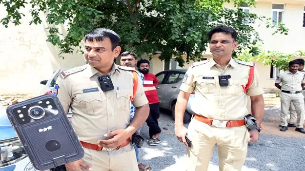 పారదర్శతకు బాడీవార్మ్‌ కెమెరాలు