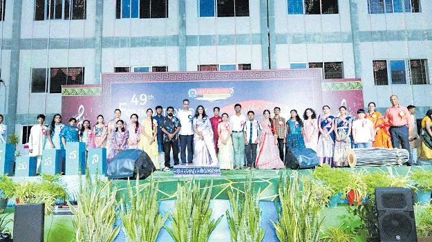 విద్యార్థులు అన్ని రంగాల్లో రాణించాలి